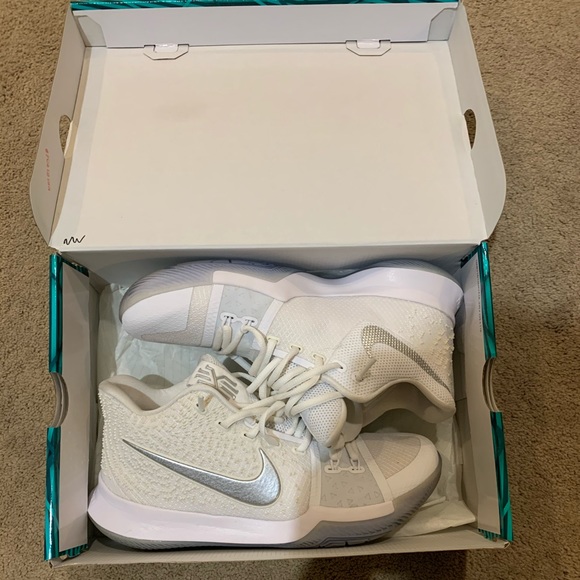 Kyrie 3 White Chrome - Picture 1 of 6